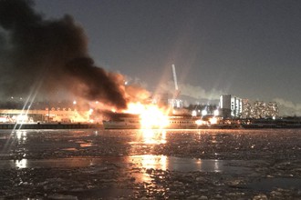 Во время пожара на судне около Южного речного порта в Москве, 1 марта 2018 года