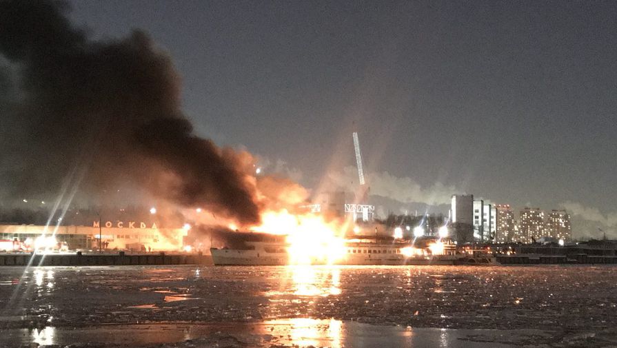 Во время пожара на&nbsp;судне около&nbsp;Южного речного порта в&nbsp;Москве, 1 марта 2018 года