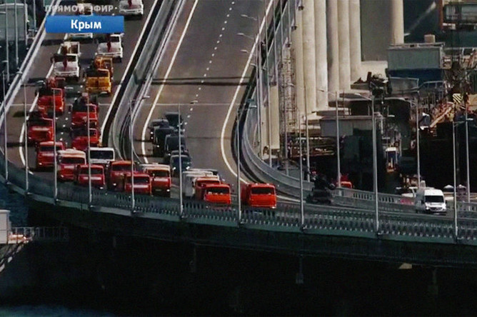 Колонна строительной техники во время церемонии открытия моста через Керченский пролив, 15 мая 2018 года