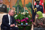 Президент Сингапура Халима Якоб и президент России Владимир Путин во время встречи, 13 ноября 2018 года