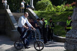 Мэр Киева Виталий Кличко приехал на велосипеде на инаугурацию Владимира Зеленского, 20 мая 2019 года 