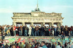 Жители Западного Берлина празднуют падание Берлинской стены, 10 ноября 1989 года