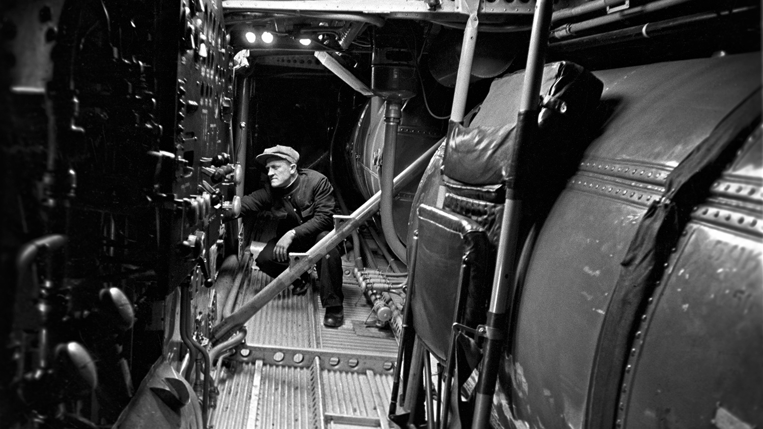 Технический осмотр машинного отделения самолета АНТ-20 &laquo;Максим Горький&raquo; во время подготовки к первомайскому параду на Красной площади, 1935 год