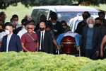 Друзья и члены семьи у гроба с телом Диего Марадоны на кладбище «Белла-Виста» в Буэнос-Айресе