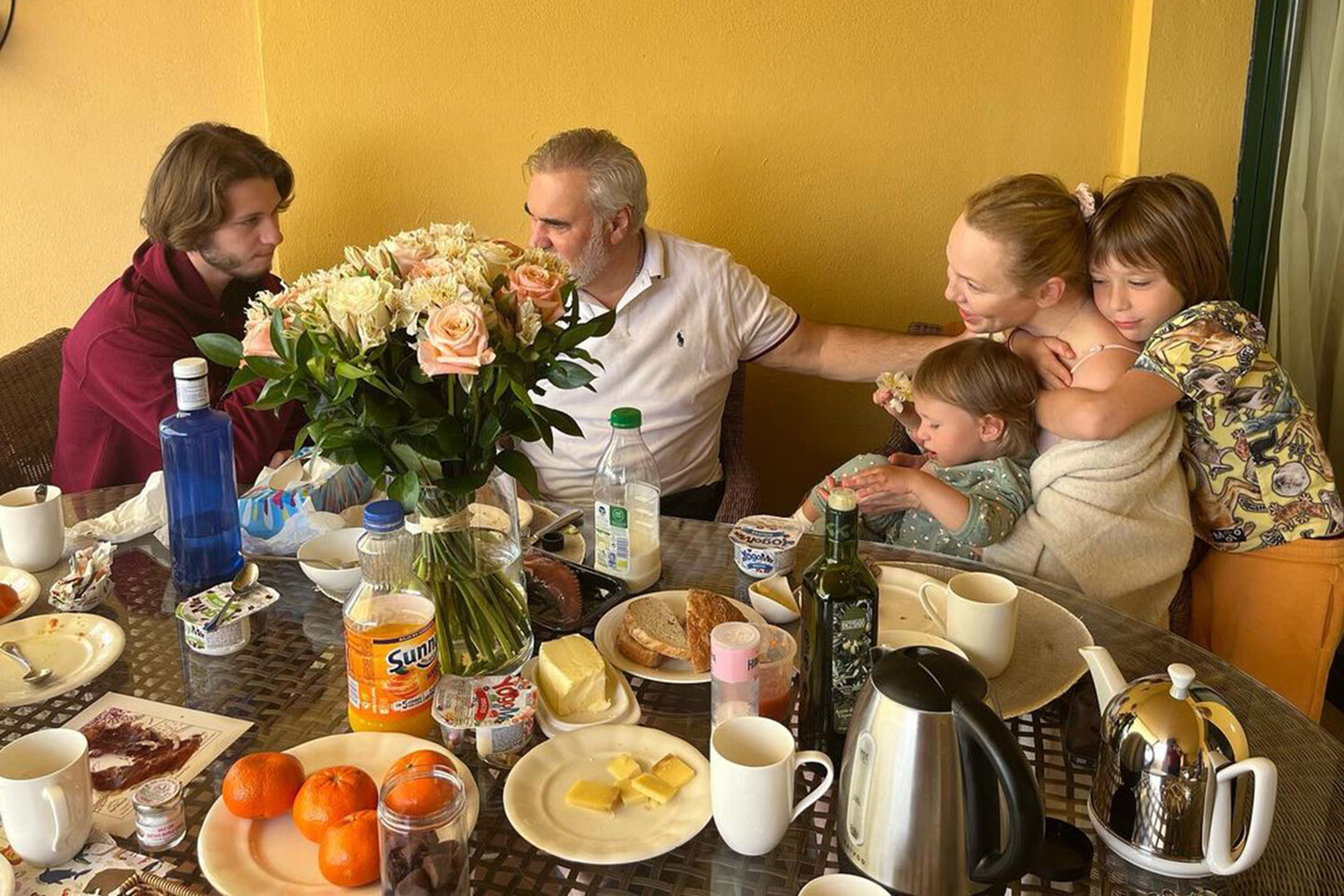 Валерий Меладзе впервые опубликовал фото с женой Альбиной Джанабаевой и  тремя детьми - Газета.Ru | Новости