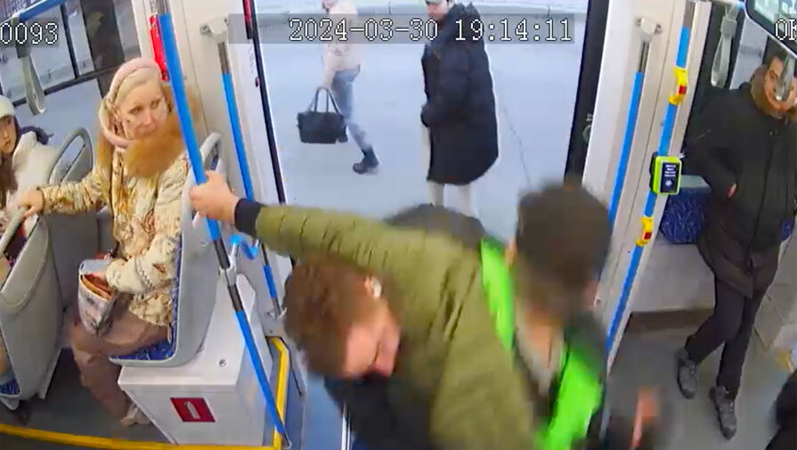 На челябинского блогера напали в трамвае из-за съемок