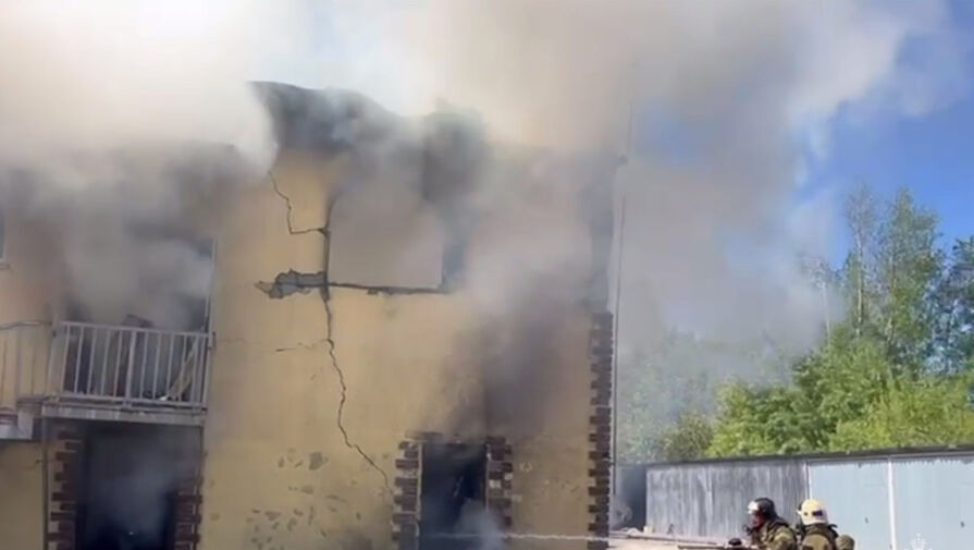 Сотрудники МЧС России тушат крупный пожар в Башкирии
