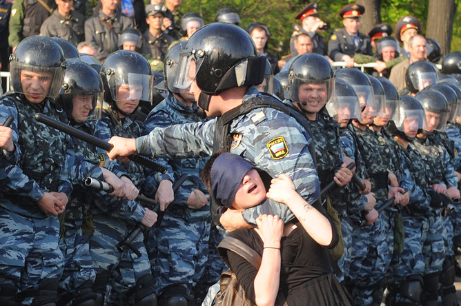 Во время задержания Александры Духаниной на акции «Марш миллионов» на Болотной площади