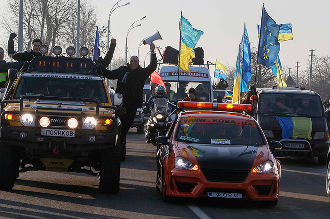 Украинские оппозиционеры устраивают автопробеги протеста и пикетируют резиденции Януковича