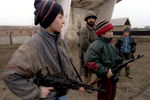 Вооруженные дети на одном из блокпостов боевиков на востоке Грозного, 15 января 1995 года