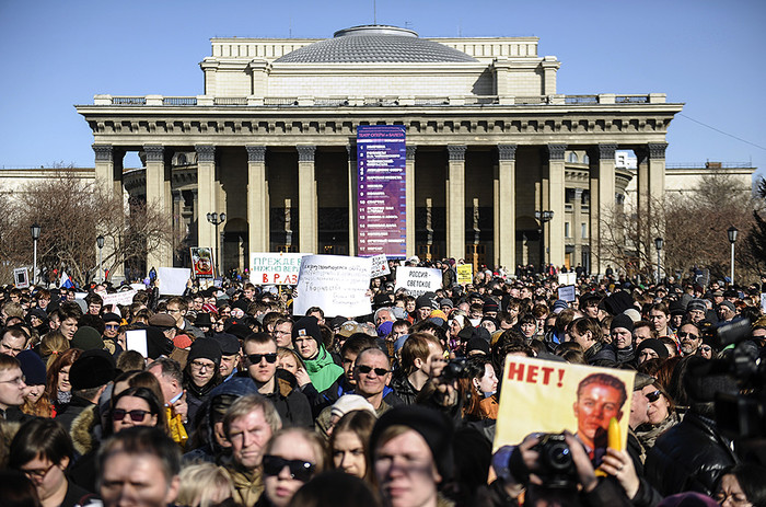 Участники митинга в&nbsp;защиту свободы творчества и в&nbsp;поддержку оперы Р. Вагнера &laquo;Тангейзер&raquo; в&nbsp;постановке режиссера Т. Кулябина у&nbsp;здания Новосибирского театра оперы и балета