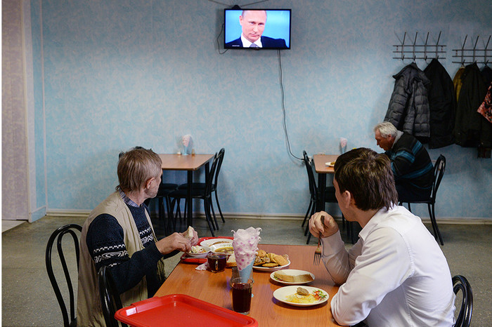 Посетители в&nbsp;столовой в&nbsp;поселке Сузун Новосибирской области смотрят трансляцию ежегодной специальной программы &laquo;Прямая линия с&nbsp;Владимиром Путиным&raquo;