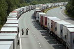 Водители грузовиков в ожидании возможности пересечь Ла-Манш