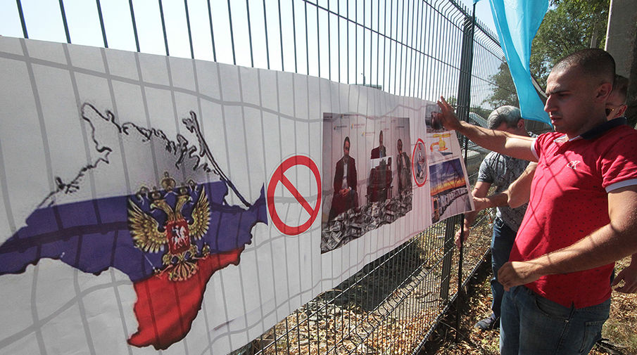 Участник акции протеста против продовольственной блокады Крыма