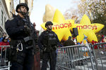 Сотрудники полиции во время парада в честь Дня благодарения в Нью-Йорке