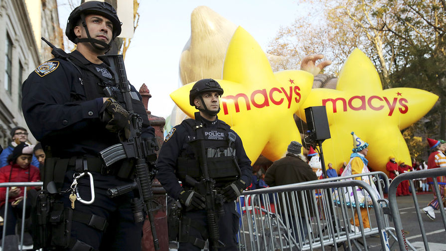 Сотрудники полиции во время парада в&nbsp;честь Дня благодарения в&nbsp;Нью-Йорке