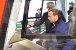 Дмитрий Медведев во время посещения Тверского вагоностроительного завода