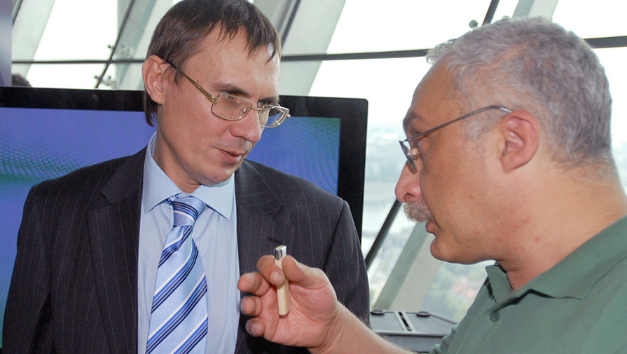 Владимир Долгов и Александр Друзь во время пресс-конференции, посвященной запуску компанией новых мобильных сервисов, 2007&nbsp;год