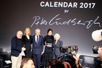 Фотограф Питер Линдберг, Николь Кидман, глава Pirelli Group Марко Провера, Ума Турман и Хелен Миррен на презентации нового календаря в Париже, 29 ноября 2016 года