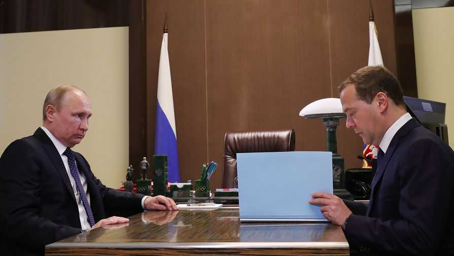 Президент России Владимир Путин и премьер-министр России Дмитрий Медведев во время встречи в резиденции «Бочаров ручей», 18 мая 2018 года