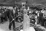 Сахалинская область. Посол Республики Корея Ким Сок Кю возлагает цветы к памятнику пассажирам южнокорейского «Боинга», нарушившего воздушное пространство СССР и сбитого советским истребителем в 1983 году, 10 сентября 1993 года