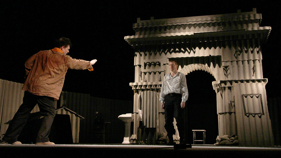 Сцена из&nbsp;&laquo;Калигулы&raquo; в&nbsp;постановке Эймунтаса Някрошюса, 2011 год
