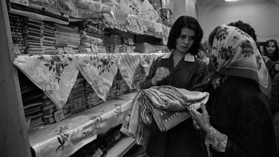 1976 год. Продавец ГУМа Н. Макарова помогает покупателю выбрать товар