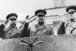 Семен Буденный, Иосиф Сталин и Георгий Жуков на трибуне мавзолея В.И.Ленина во время парада Победы на Красной площади, 24 июня 1945 года