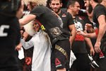 Хабиб Нурмагомедов победил американца Дастина Порье в титульном поединке на турнире UFC 242 в Абу-Даби