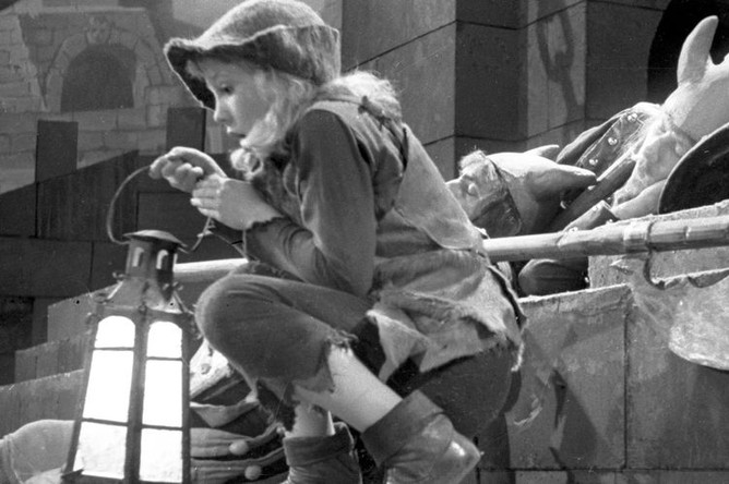 Кадр из кинофильма «Звездный мальчик». В роли лесного мальчика - актриса Надежда Румянцева, 1957 год