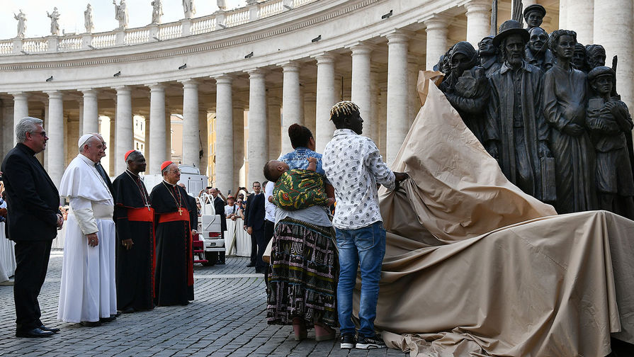 Открытие памятника мигрантам в&nbsp;Ватикане на&nbsp;площади Святого Петра, 29 сентября 2019 года