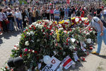 Люди отдают дань памяти погибшему в ходе протестов Александру Тарайковскому, Минск, 15 августа 2020 года