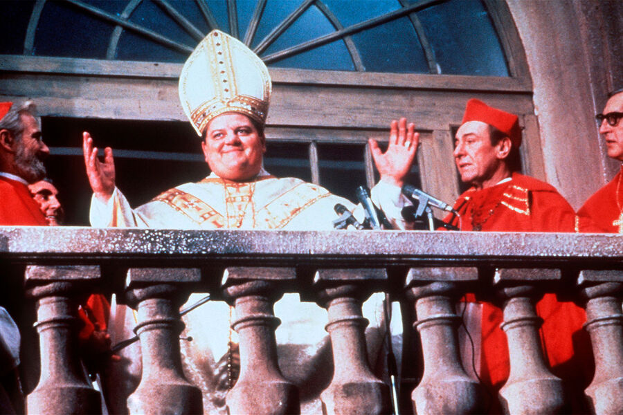 Робби Колтрейн в&nbsp;кадре из&nbsp;фильма &laquo;Папа Римский должен умереть&raquo; (1991)
