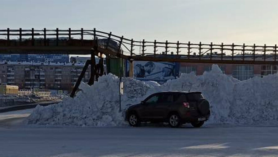 В Красноярском крае нетрезвые прохожие сели в чужую Toyota и врезались в сугроб