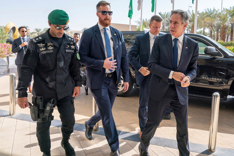 Госсекретарь США Энтони Блинкен (справа) в Эр-Рияде, 15 октября 2023 года