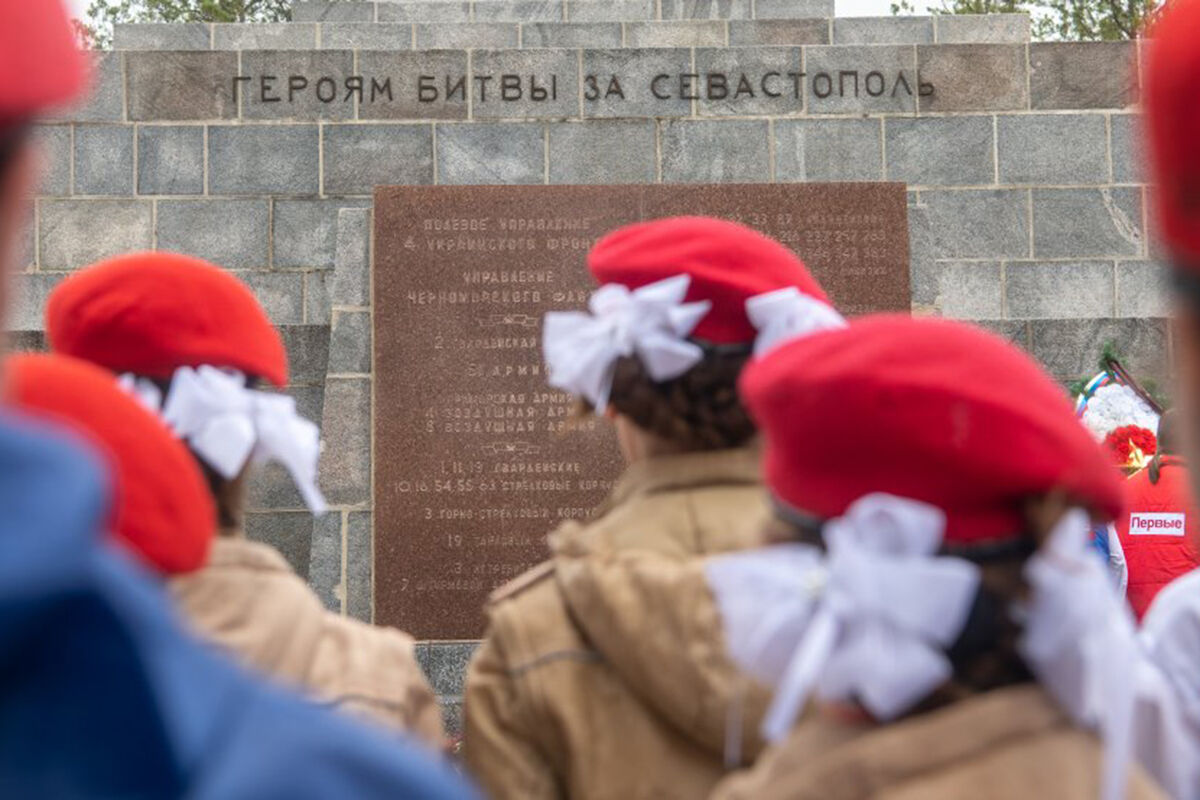 Ветерану ВОВ вручили памятную медаль к 80-й годовщине освобождения  Севастополя - Газета.Ru | Новости