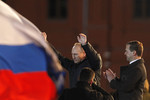 Владимир Путин и Дмитрий Медведев празднуют итог президентских выборов. Путин приветствует сторонников, собранных на&nbsp;Манежной площади в&nbsp;Москве, а Медведев, находясь рядом, аплодирует. 4&nbsp;марта 2012&nbsp;года. 