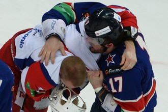 Драка ярославского «железнодорожника» Юнаса Холеса (слева) и питерского армейца Ильи Ковальчука в пятом матче 1/2 финала Западной конференции КХЛ