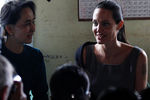 Анджелина Джоли и лидер Национальной лиги за демократию Аун Сан Су Чжи на встрече с работниками фабрики в Мьянме