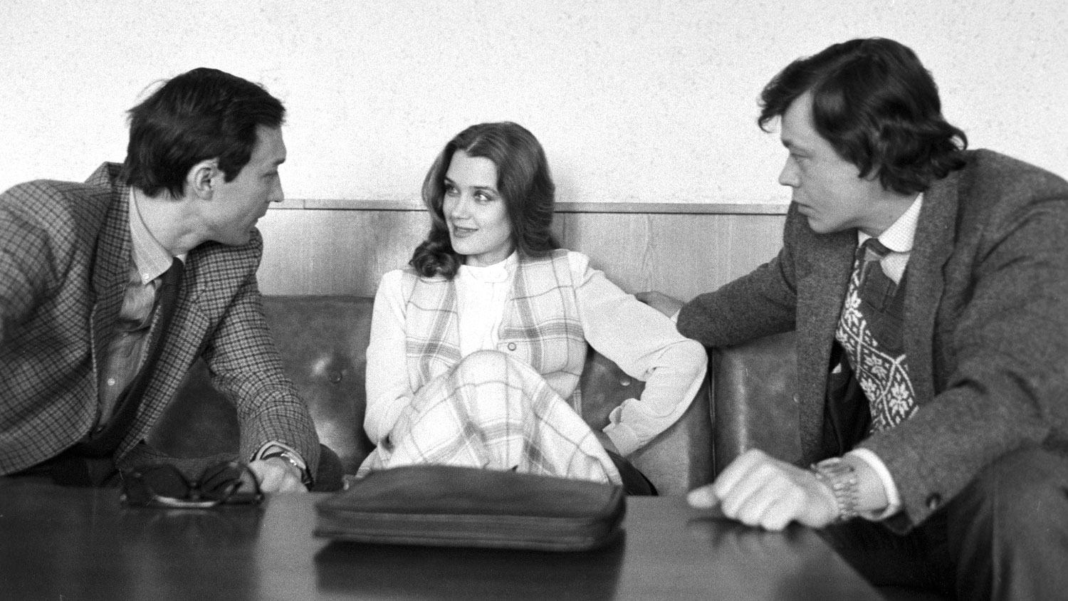 В «Ленкоме» Алферова проработала вплоть до 1993 года, сыграв в ряде больших постановок театра («Юнона и Авось», «В списках не значился» и другие). На фото: актеры Олег Янковский, Ирина Алферова и Николай Караченцов, 1984 год