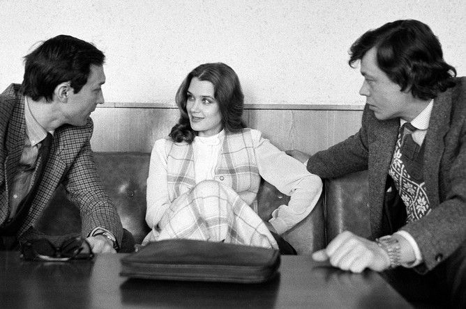 В «Ленкоме» Алферова проработала вплоть до 1993 года, сыграв в ряде больших постановок театра («Юнона и Авось», «В списках не значился» и другие). На фото: актеры Олег Янковский, Ирина Алферова и Николай Караченцов, 1984 год