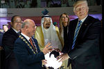 Президент США Дональд Трамп, президент Египта Абдель Фаттах ас-Сиси, король Саудовской Аравии Салман ибн Абдул-Азиз Аль Сауд и Николай Меркушкин у светящегося глобуса в Эр-Рияде (коллаж)