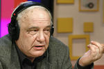 Советский диссидент и писатель Владимир Буковский во время выступления в прямом эфире на радиостанции «Эхо Москвы», 2007 год 