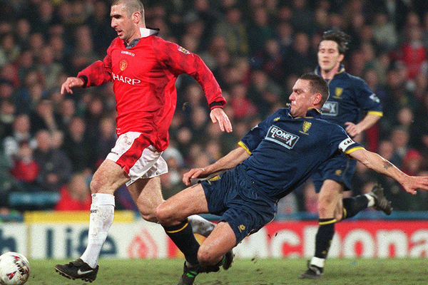 Винни Джонс (справа) во время матча ФК «Уимблдон» и ФК «Манчестер Юнайтед» в Лондоне, 1997 год