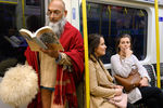 Участник акции No Pants Subway Ride в Лондоне
