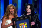 Бейонсе вручает Гуманитарную премию Майклу Джексону в театре «Аладдин» в Лас-Вегасе, 2003 год