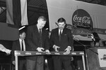 Президент компании Coca-Cola Дуглас Айвестер и мэр Санкт-Петербурга Анатолий Собчак во время торжественного открытия завода, 1995 год