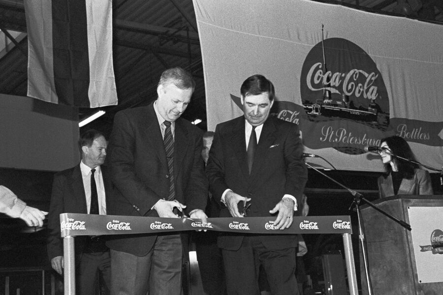 Президент компании Coca-Cola Дуглас Айвестер и мэр Санкт-Петербурга Анатолий Собчак во время торжественного открытия завода, 1995&nbsp;год