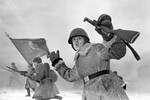Советские солдаты в атаке под Ленинградом, 1943 год