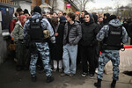 Церемония прощания с рэпером Пашей Техником возле храма Петра и Павла в Лефортово в Москве, 11 апреля 2025 года 